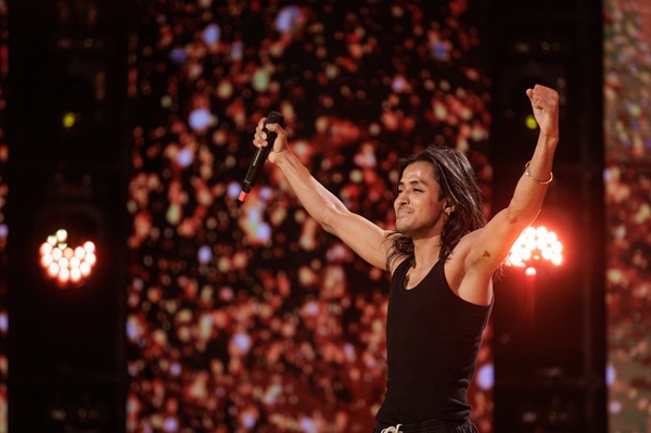 artistul din india care a primit golden buzz la romanii au talent cu mainile ridicate spre cer