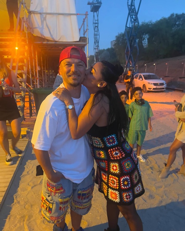sotia lui puya imbracata in haine crosetate il saruta pe obraz langa scena unui concert