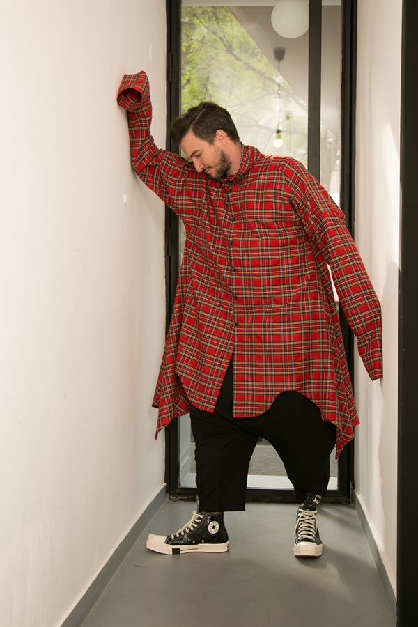 alex dobrescu imbracat in camasa cu carouri rosii extra large si pantaloni bufanti