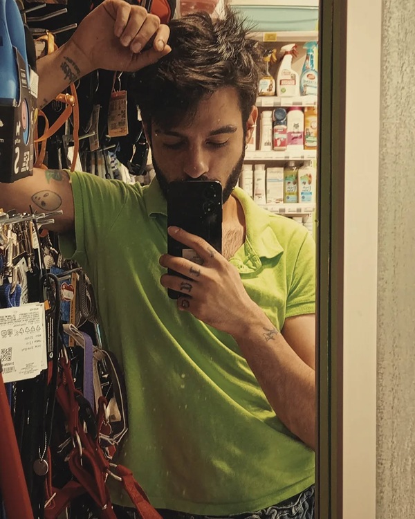 david puscas face un selfie in oglinda