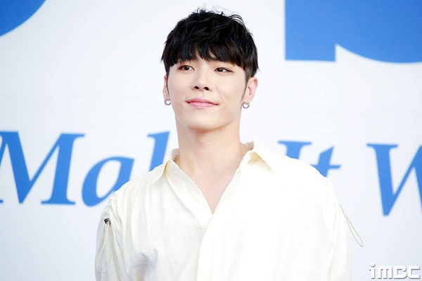 cantaretul wheesung in camasa alba pe fundal albastru