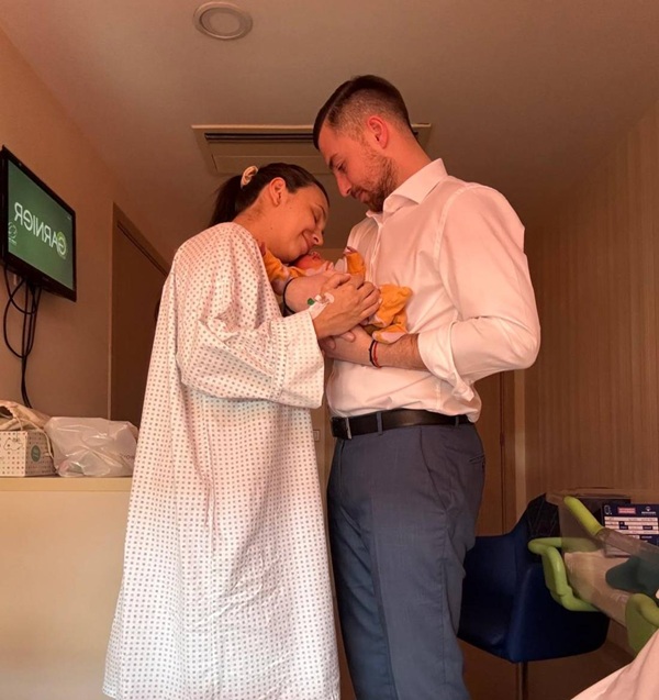 andrei iordanescu si sotia sa isi tin fiul in brate