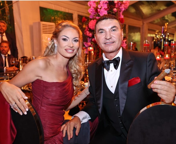 valentina pelinel imbracata in rochie rosie alaturi de cristi borcea imbracat in costum negru la masa
