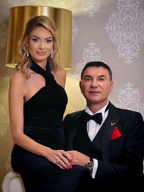 valentina pelinel imbracata in rochie neagra in bratele sotului ei imbracat in costum negry