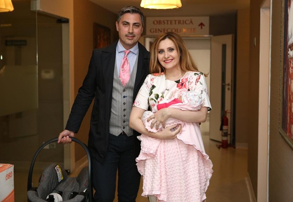 alina sorescu si alexandru ciucu tin in brate o fetita pe holurile maternitatii