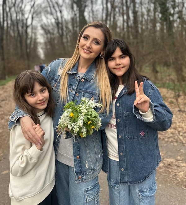 alina sorescu alaturi de fetitele ei in natura tinand flori de primavara in mana