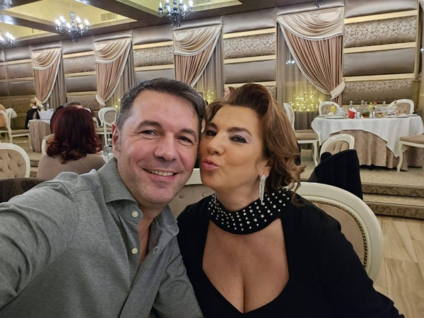 mihaela borcea imbracata in rochie neagra cu decoltei il saruta pe obraz pe cristi rap