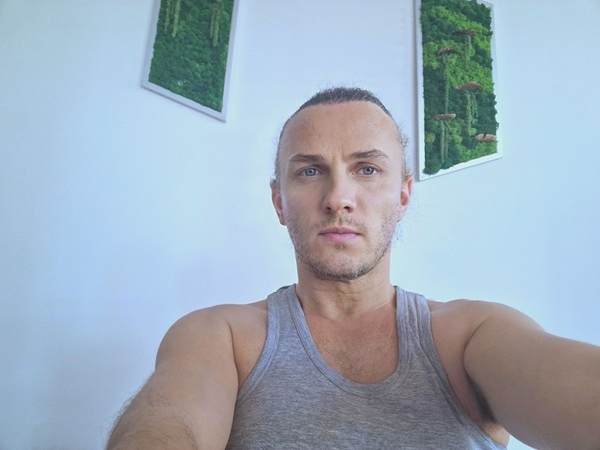mihai traistariu imbracat in maiou gri isi face un selfie