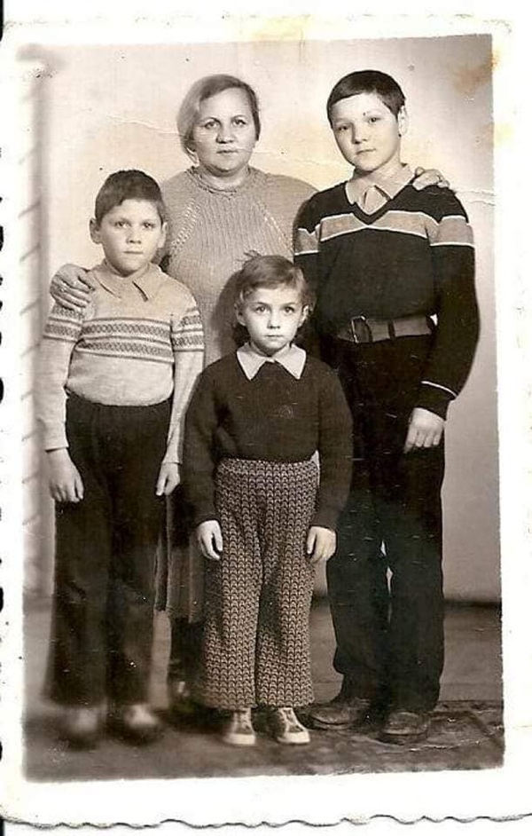 mihai traistariu alaturi de fratii lui si de mama cand erau mici in poza alb negru
