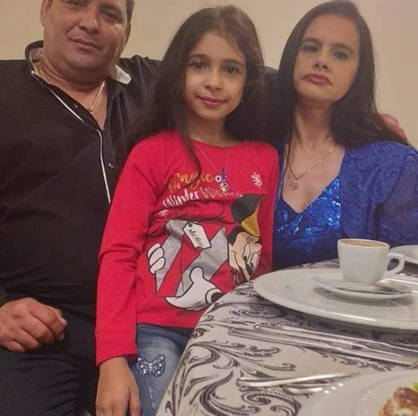 familie formata din mama tata si copil stau la masa
