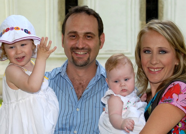 adrian vancica alaturi de sotia sa si fiicele lor cand erau mici