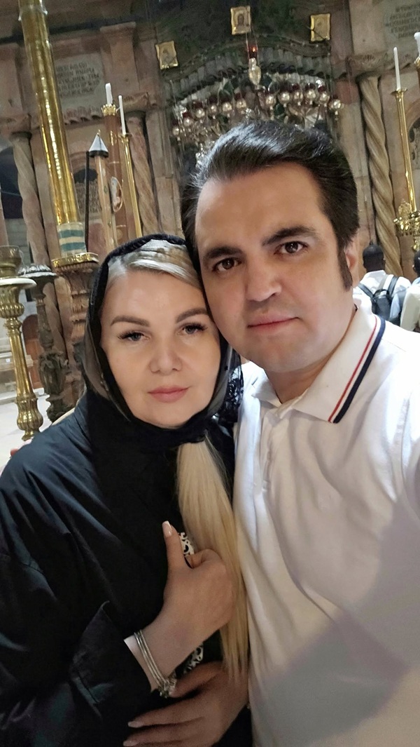 igor cuciuc in costum popular si diana cuciuc cu batic negru pe cap in biserica