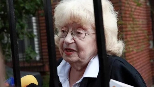 amalia damonte femeie in varsta cu ochelari la ochi imbracata in costum negru da un interviu
