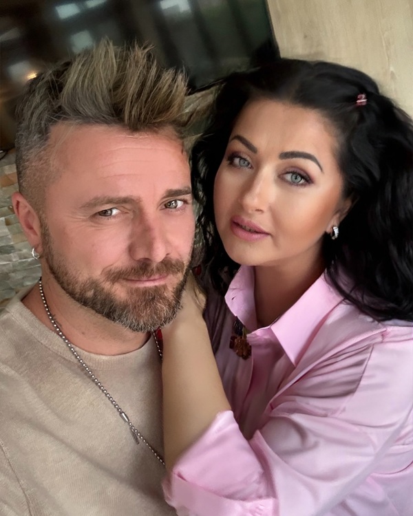 gabriela cristea imbracata in roz face selfie cu sotul ei tavi clonda
