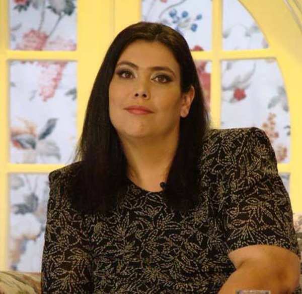 ioana tufaru imbracata in bluza maro cu model