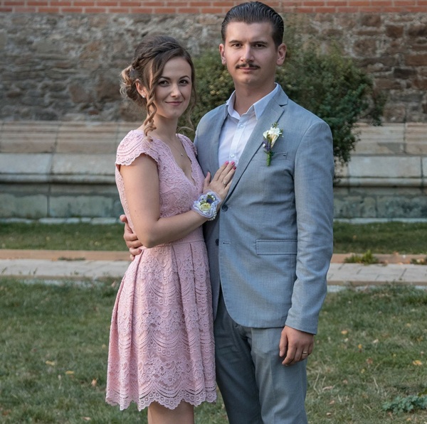 tiberiu patrascanu in costum albastru alaturi de sotia sa in rochie roz in natura