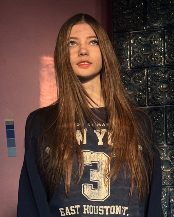 fiica iuliei albu in tricou negru cu parul lung zambeste