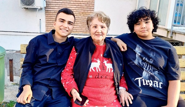 poza de familie cu mama adrianei bahmuteanu care sta pe o banca cu nepotii ei eduard si maximus