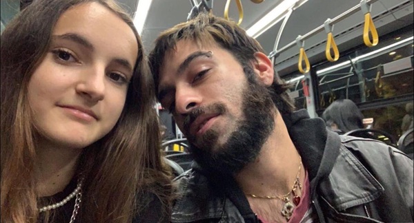 david puscas alaturi de sora lui isi fac un selfie in autobuz