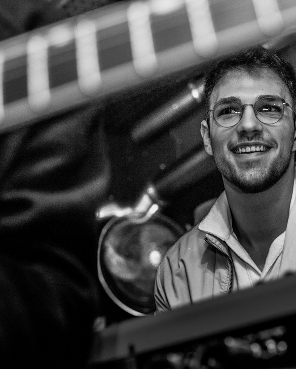 fotografie alb negru cu andrew barabancea cu ochelari de vedere rotunzi la ochi