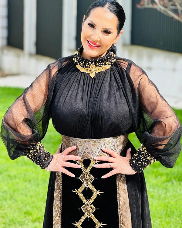 angela rusu in natura imbracata in costum popular negru