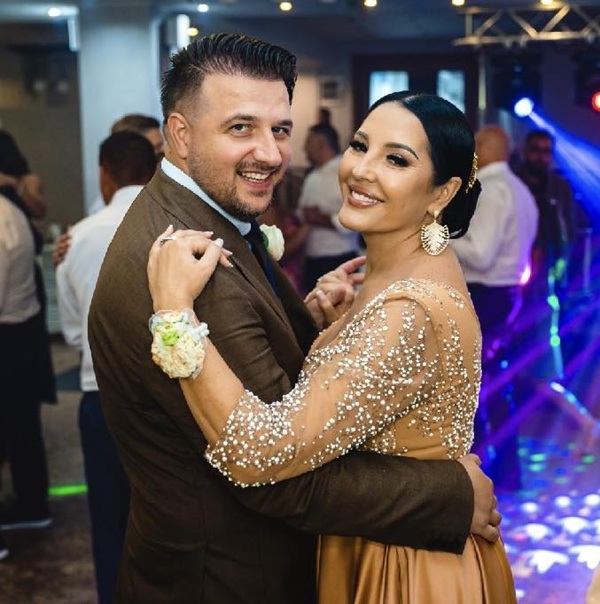 angela rusu in rochie crem danseaza alaturi de sotul ei pe ringul de dans