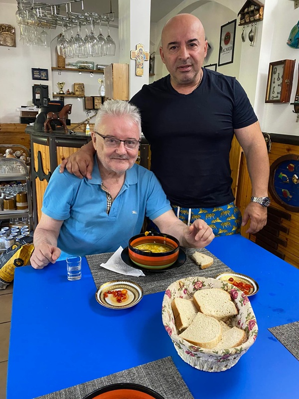 irinel columbeanu sta la masa alaturi de un prieten 