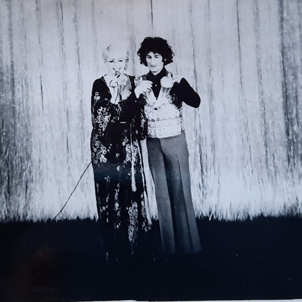 eva kiss pe scena teatrului foto alb negru cu un barbat brunet