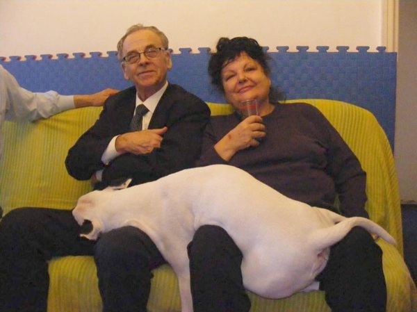 mama si tatal lui madalin ionescu stau pe o canapea