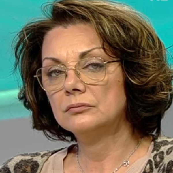 actrita carmen tanase cu parul aranjat cu bucle usoare si ochelari de vedere la ochi