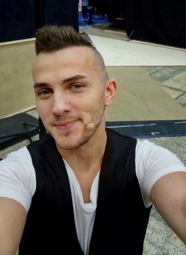 mihai traistariu imbracat in tricou alb si vesta neagra face un selfie