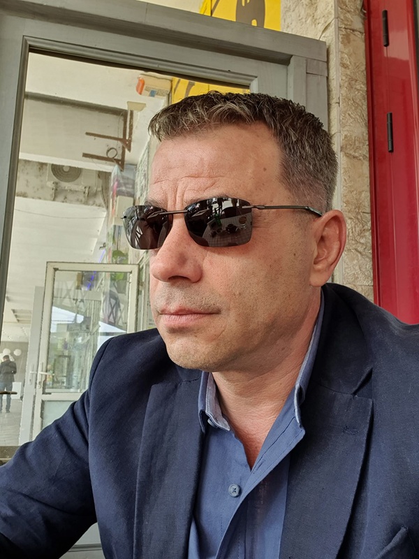 robert lupu ucigasul teodorei marcu in costum cu ochelari la ochi sta la o masa