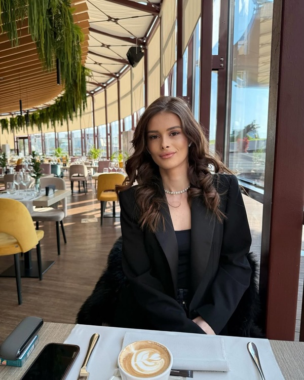 teodora marcu imbracata in negru sta la o cafea