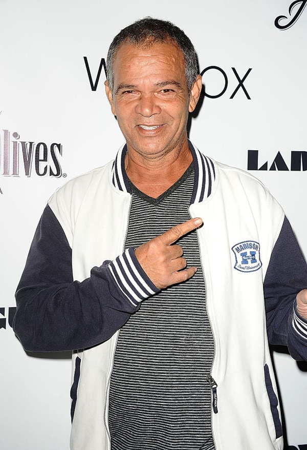 ronald fenty imbracat in geaca sport pozeaza la un eveniment