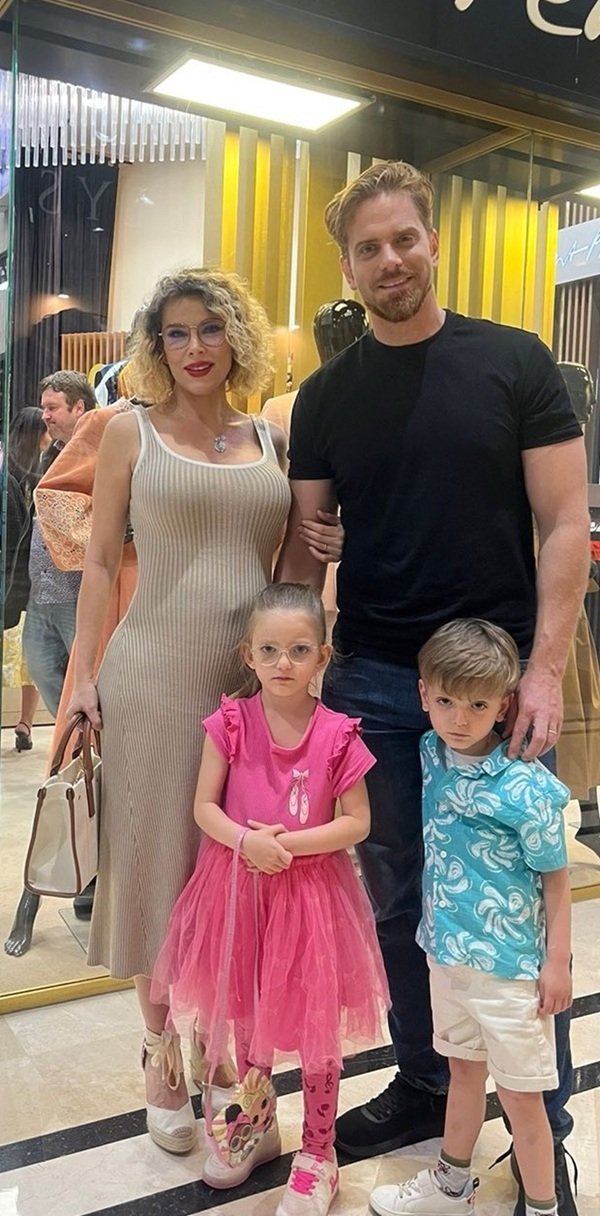 alina laufer insarcinata alaturi de sotul ei si gemenii lor