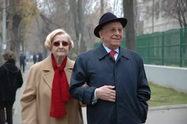 ion iliescu cu palarie in cap de brat cu sotia sa nina