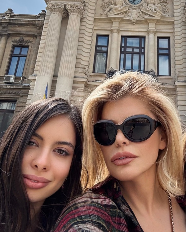 loredana groza cu ochelari de soare la ochi alaturi de fiica ei elena