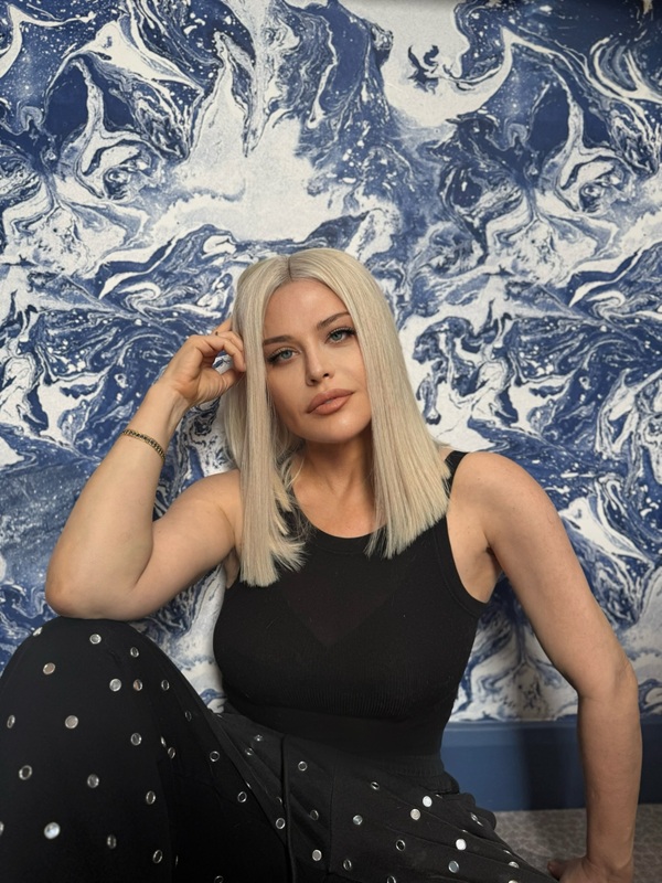 loredana groza cu parul drept imbracata in negru