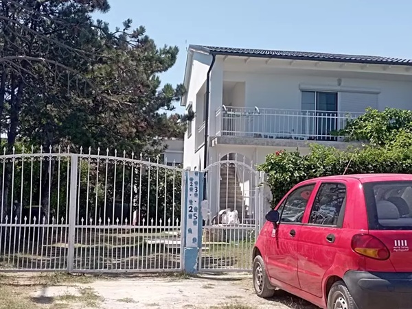 vila de la 2 mai a stelei popescu in fata careia este parcata o masina rosie