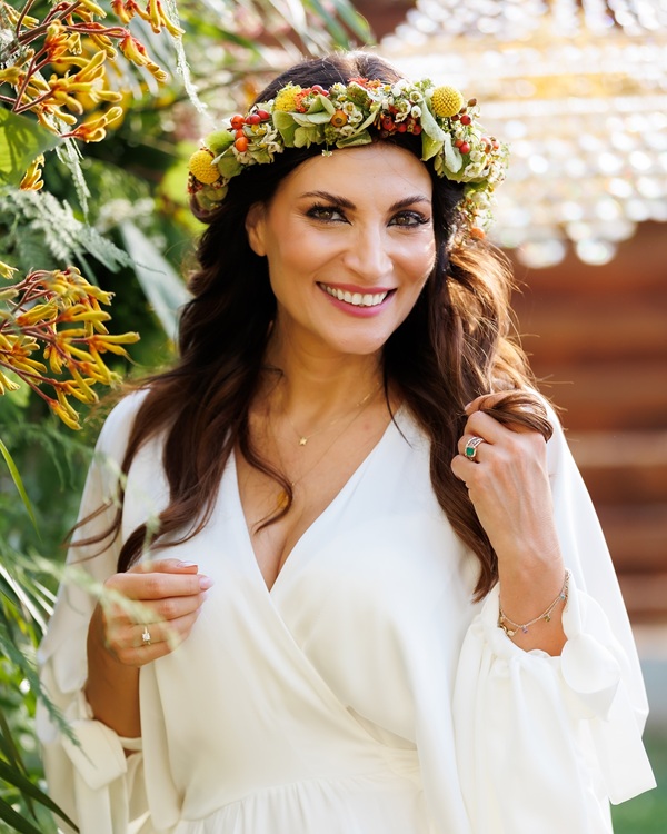 ioana ginghina imbracata in rochie alba cu o coronita cu flori pe cap