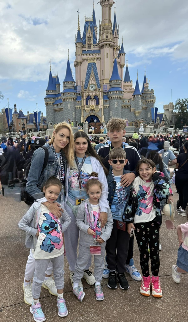 valentina pelinel alaturi de copiii lui cristi borcea la disneyland