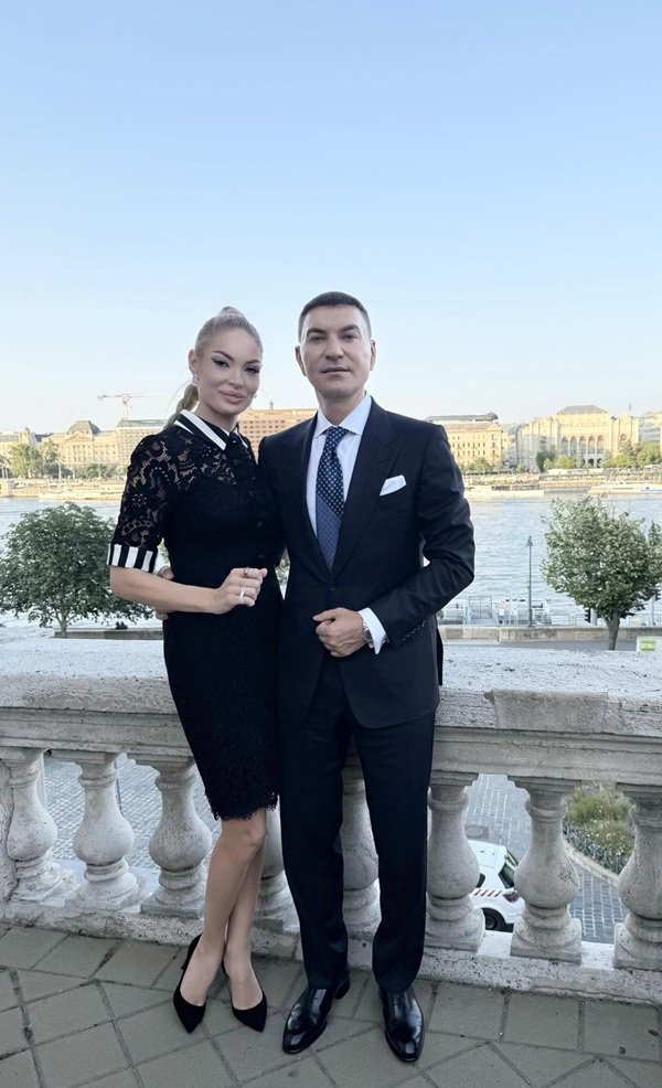 cristi borcea in costum langa sotia lui valentina pelinel in rocgie neagra