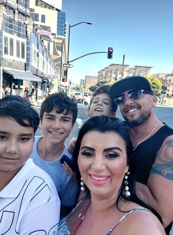 adriana bahmuteanu face selfie cu copiii ei si cu george restivan si blake, copilul lui