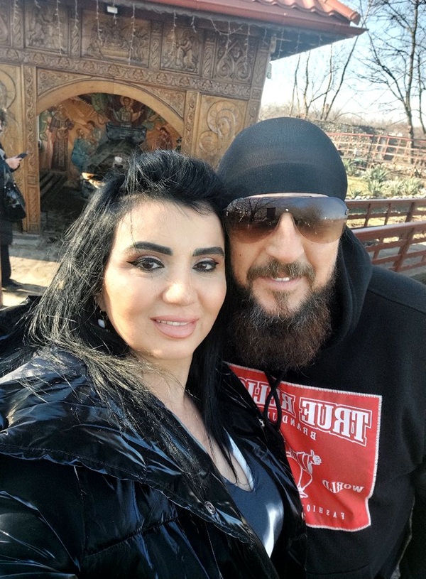 adriana bahmuteanu si george restivan cu ochelari la ochi si ceva negru pe cap fac un selfie