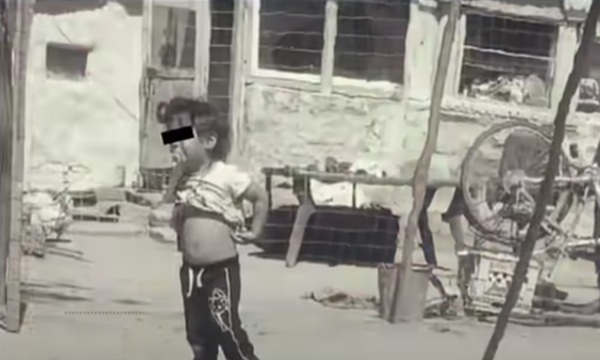 imagine alb negru cu o fata imbracata sumar prin curte