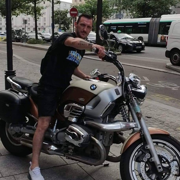 barbat imbracat in negru pe o motocicleta