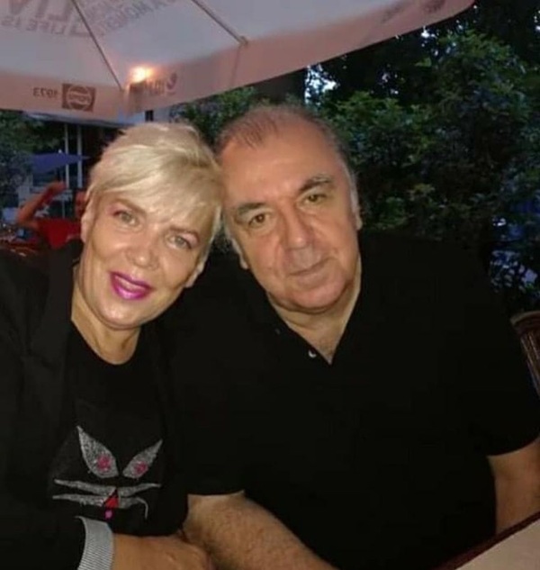 silvia dumitrescu alaturi de sotul ei imbracat in negru la masa