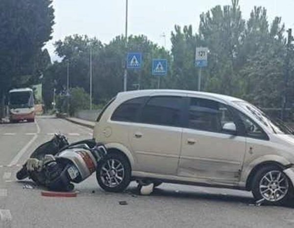 masina gri care a facut accident cu un scuter pe sosea