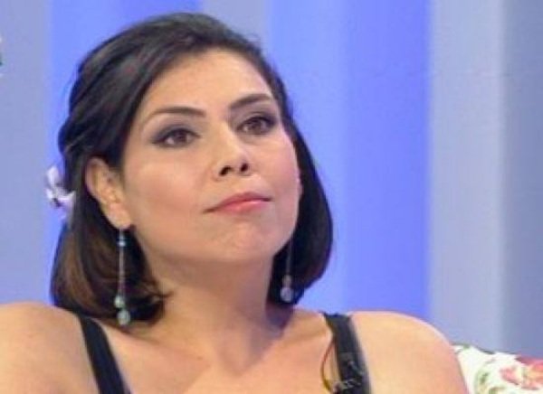 ioana tufaru cu parul negru tuns scurt sta pe canapea
