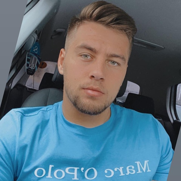 barbat cu ochi albastri si tricou albastru selfie in masina